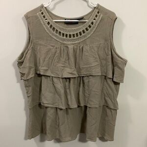 Citicraze Women’s layered tank top with crochet neck line Size XL good condition